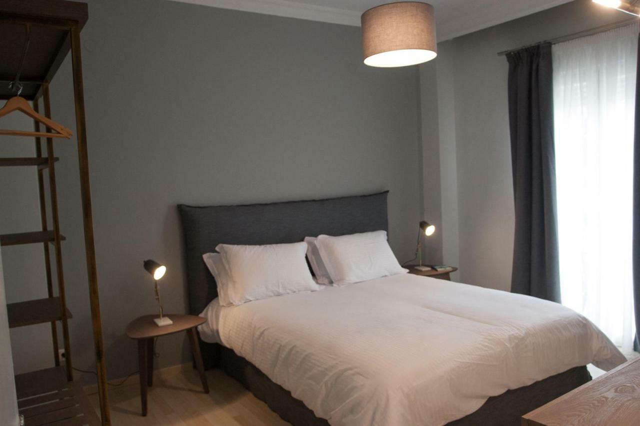 Stylish Zoi's Next To Helexpo, White Tower Apartment