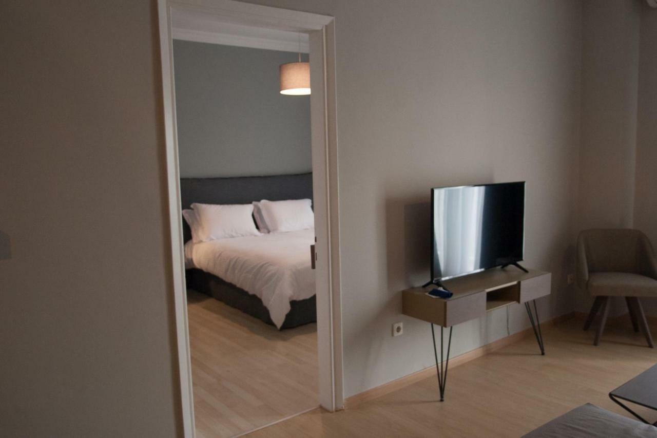 Stylish Zoi's Next To Helexpo, White Tower Apartment